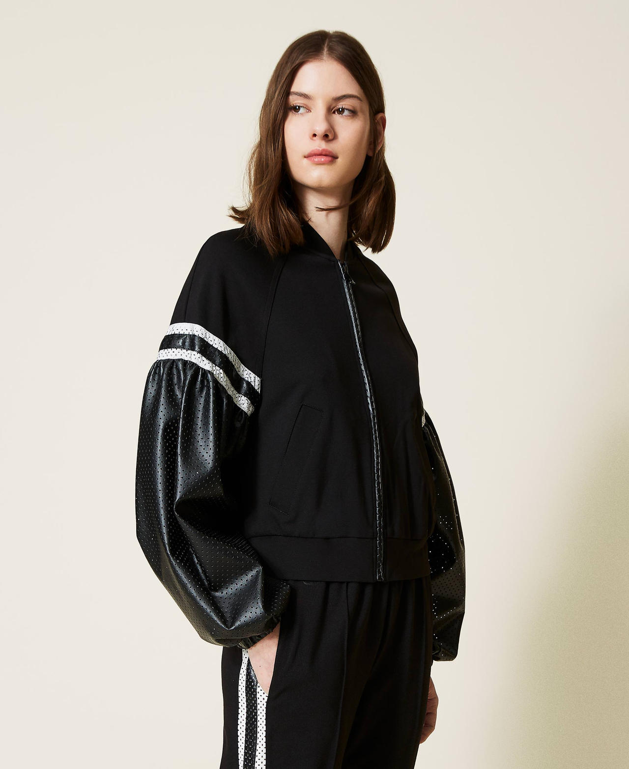 Sudadera con mangas perforadas