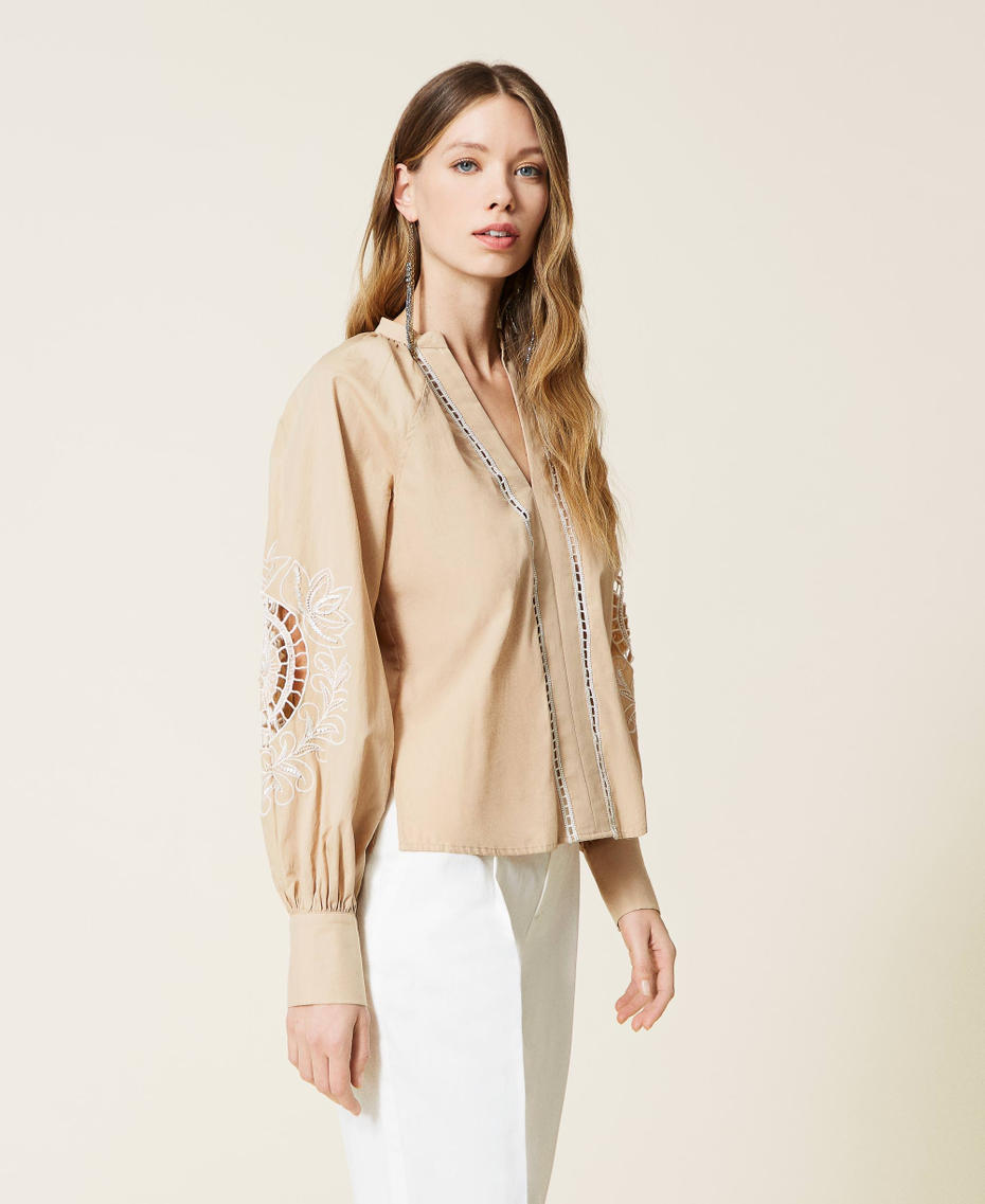 Blusa in mussola con ricami a mano