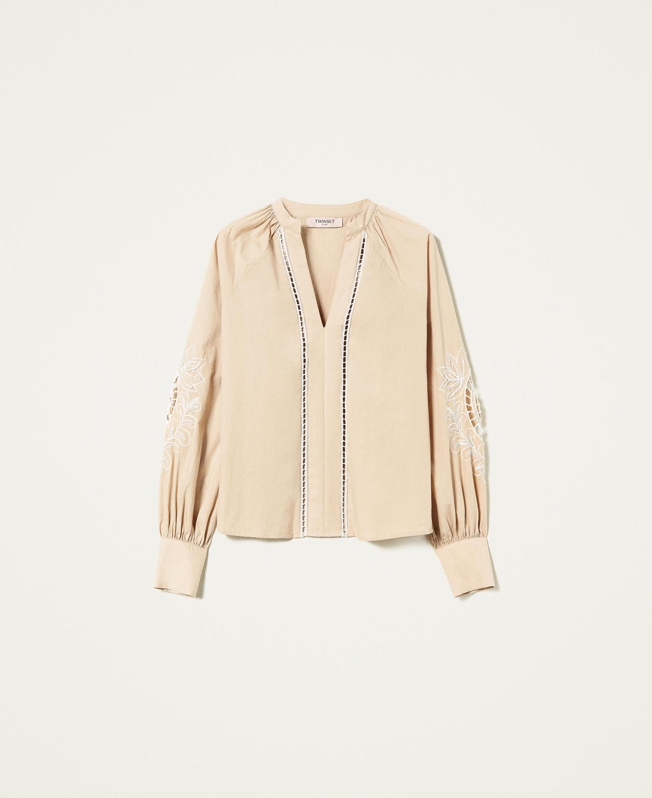 Blusa in mussola con ricami a mano