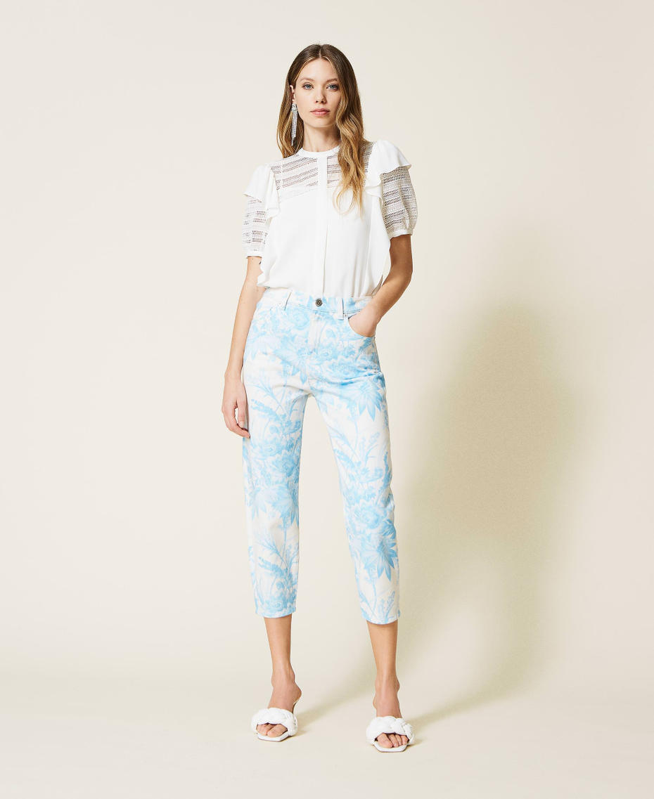 Blouse with lace and ruffles
