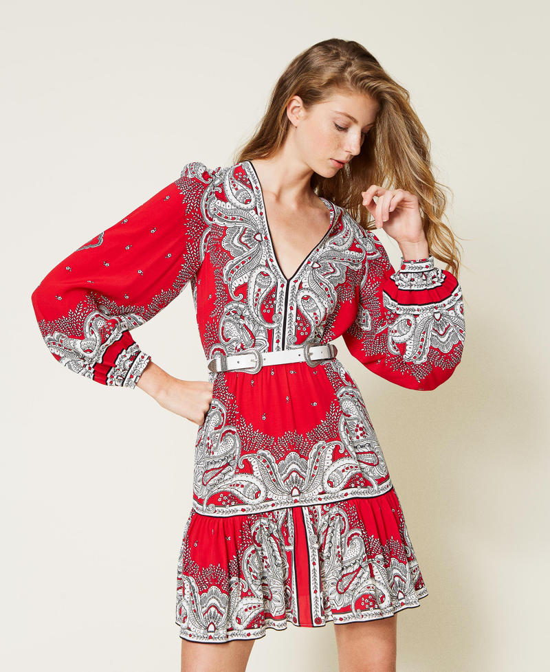 Kurzes Kleid mit Bandanaprint