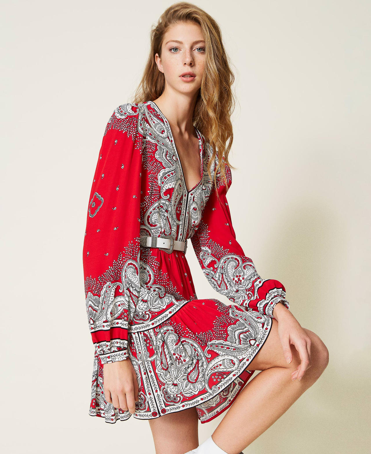 Kurzes Kleid mit Bandanaprint