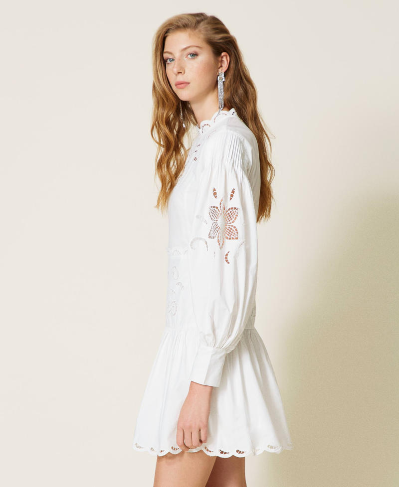 Kleid aus Musselin mit Ajourstickereien Weiß Frau 221TP2732-02