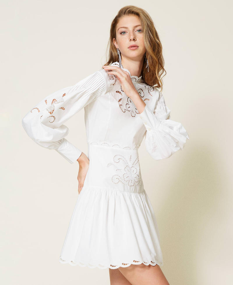 Kleid aus Musselin mit Ajourstickereien Weiß Frau 221TP2732-03