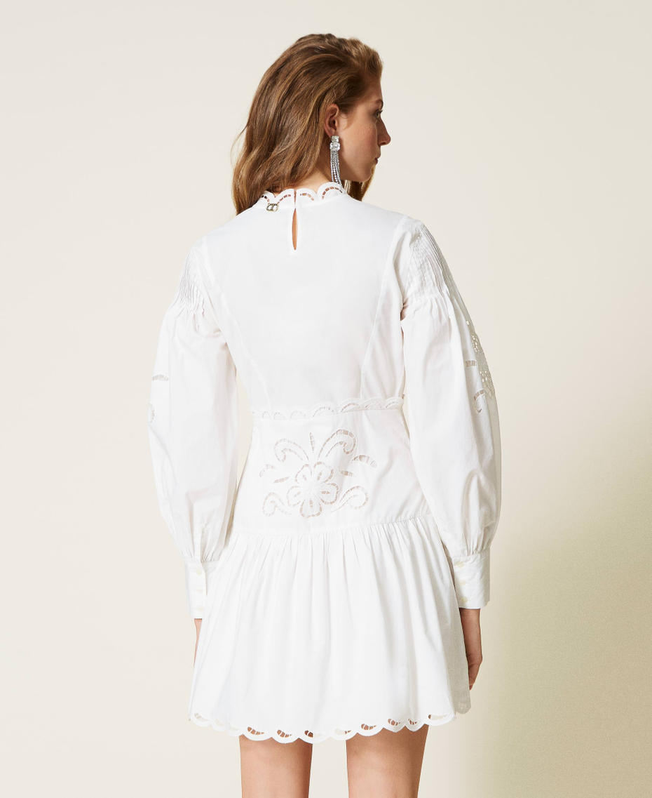 Kleid aus Musselin mit Ajourstickereien Weiß Frau 221TP2732-04