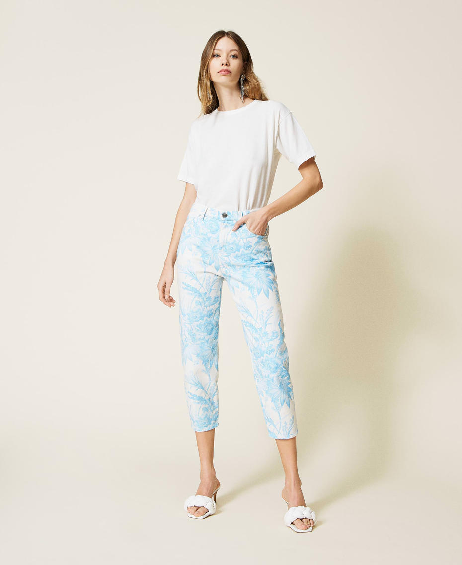 Trousers with floral toile de Jouy print “Snow” White Sanderson Flower Print / Light Blue Woman 221TP275A-01