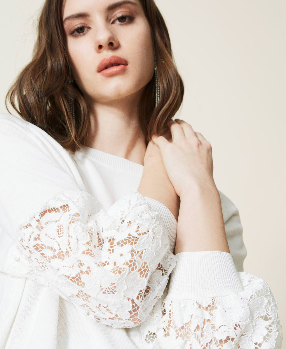 Jersey oversize con encaje macram&eacute;