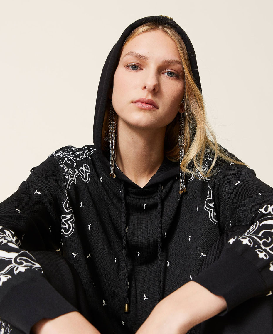 Pull asym&eacute;trique avec imprim&eacute; bandana