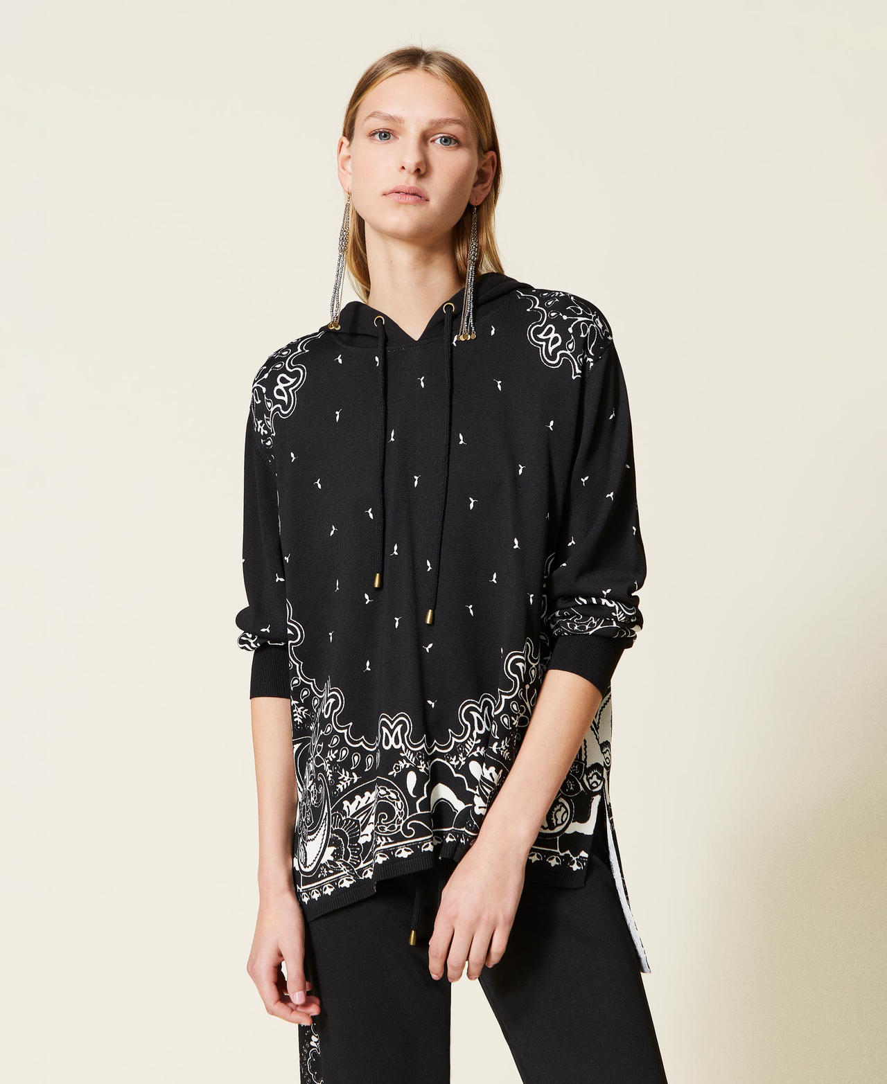 Pull asym&eacute;trique avec imprim&eacute; bandana