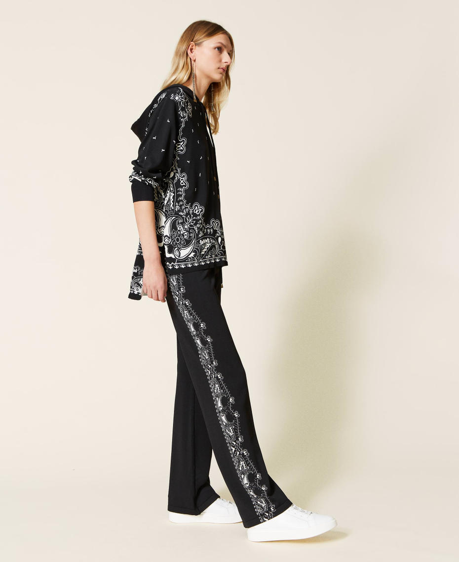Pull asym&eacute;trique avec imprim&eacute; bandana