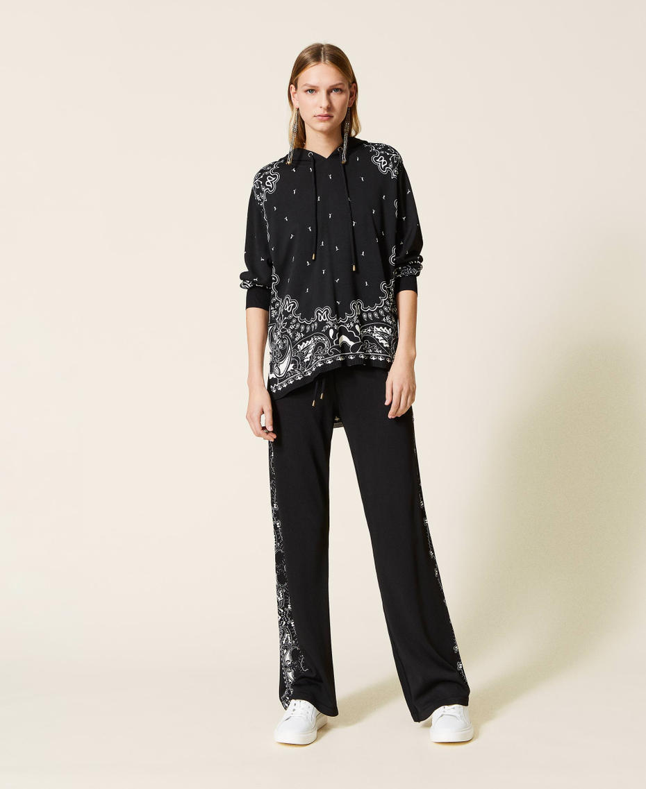 Pull asym&eacute;trique avec imprim&eacute; bandana