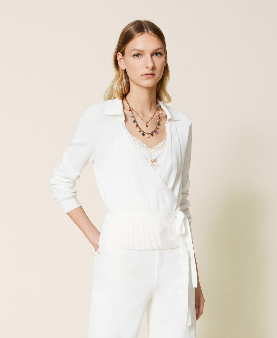 Cardigan et top avec d&eacute;tails ajour&eacute;s