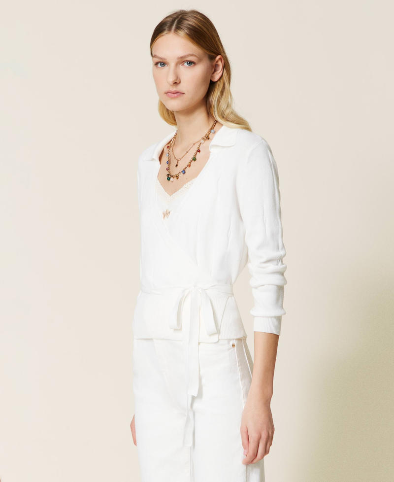 Cardigan et top avec d&eacute;tails ajour&eacute;s