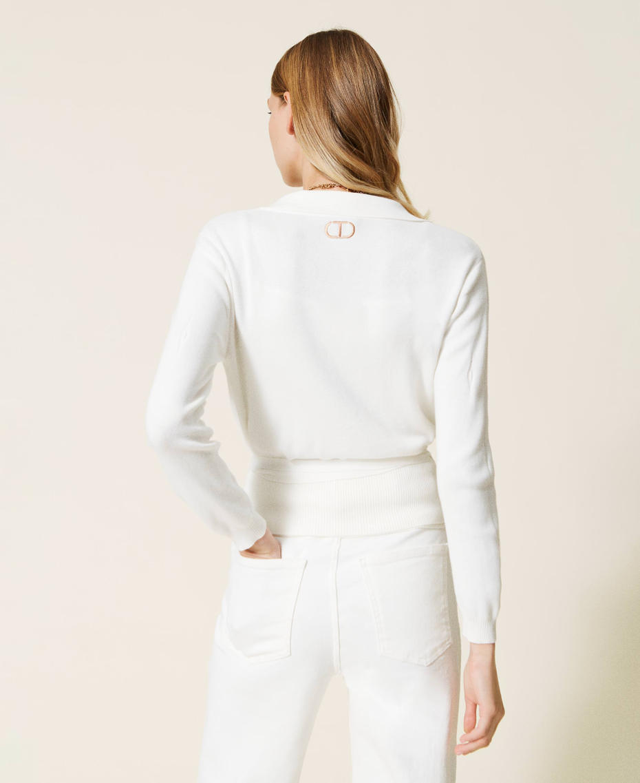 Cardigan et top avec d&eacute;tails ajour&eacute;s