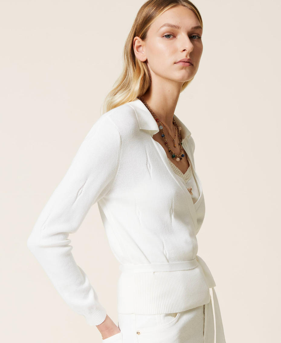 Cardigan et top avec d&eacute;tails ajour&eacute;s