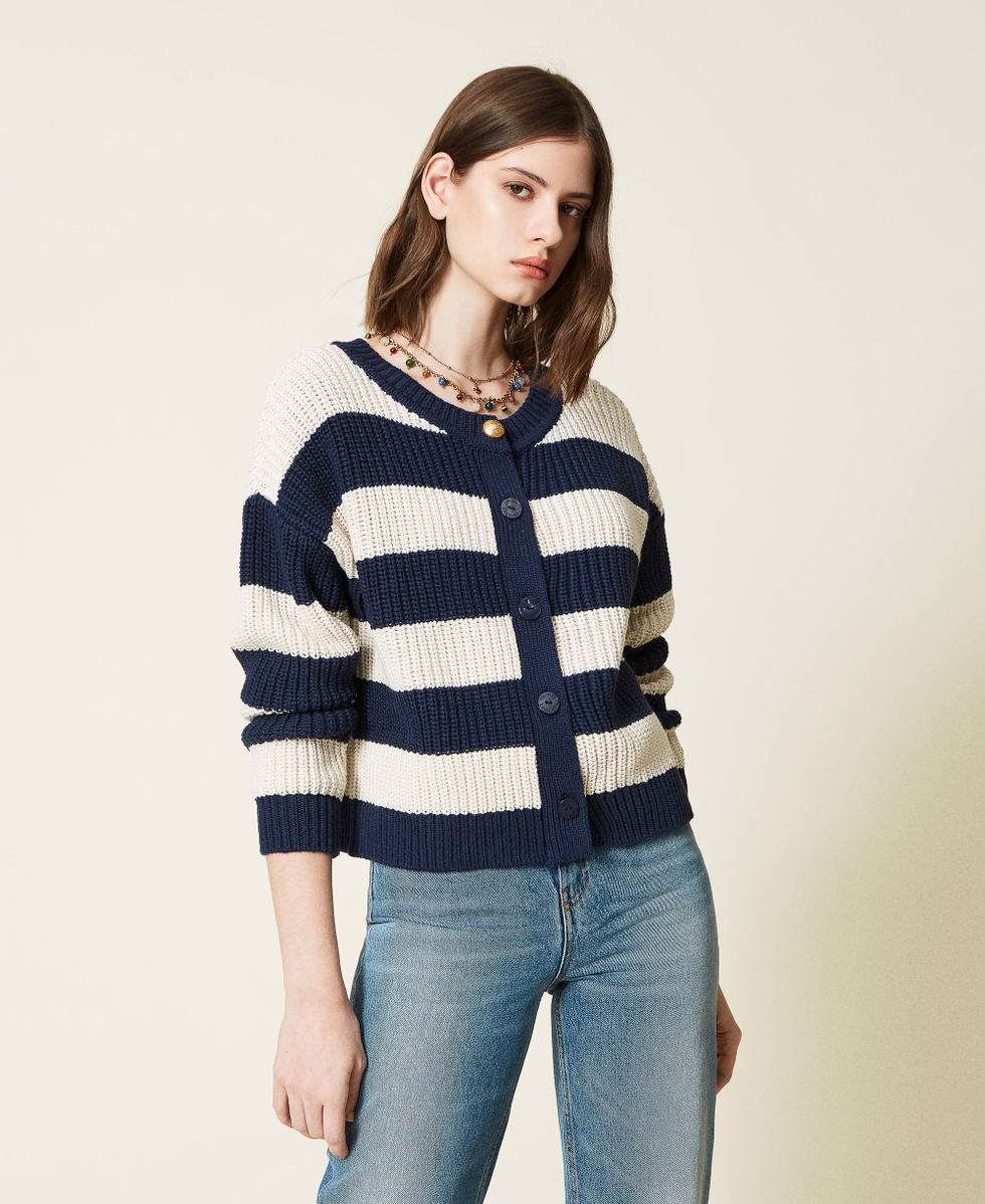 Cardigan-pull ray&eacute;