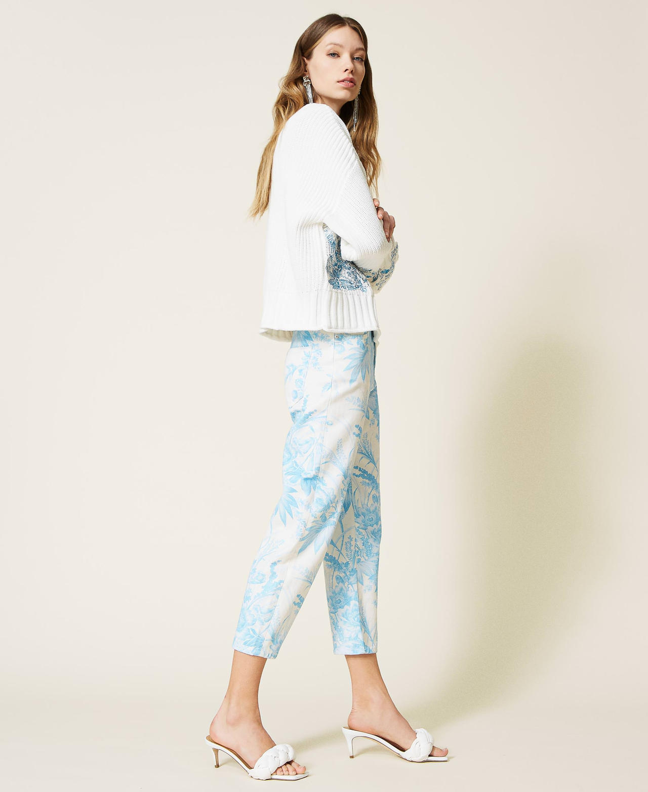 Pullover mit floraler Stickerei