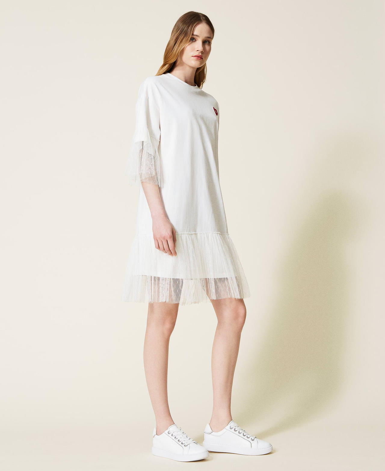 Kleid mit Plisseevolants und Herz-Logo