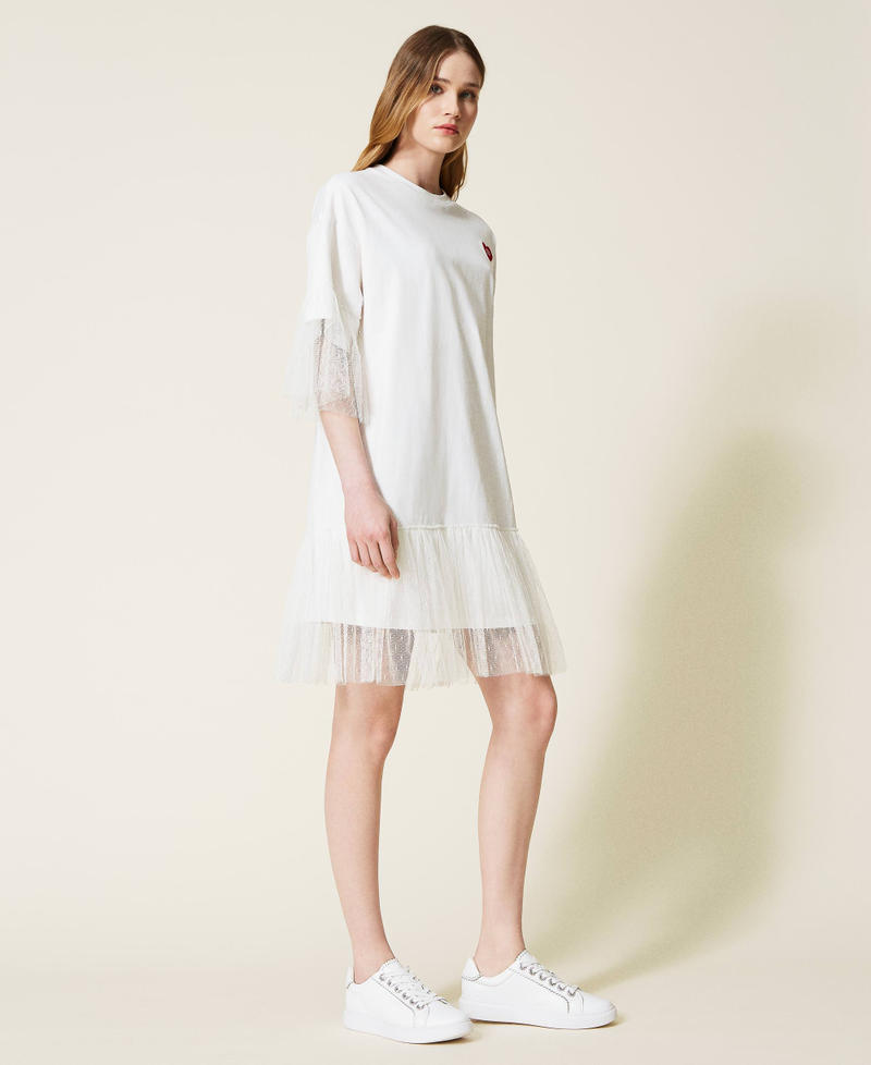 Kleid mit Plisseevolants und Herz-Logo