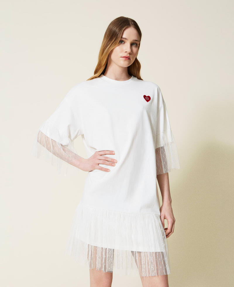 Kleid mit Plisseevolants und Herz-Logo