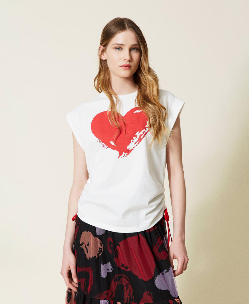T-shirt with laminated heart and drawstring