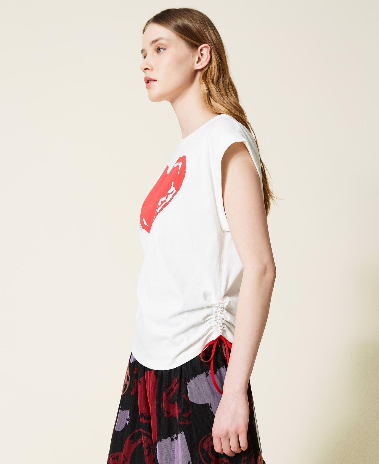 T-shirt with laminated heart and drawstring