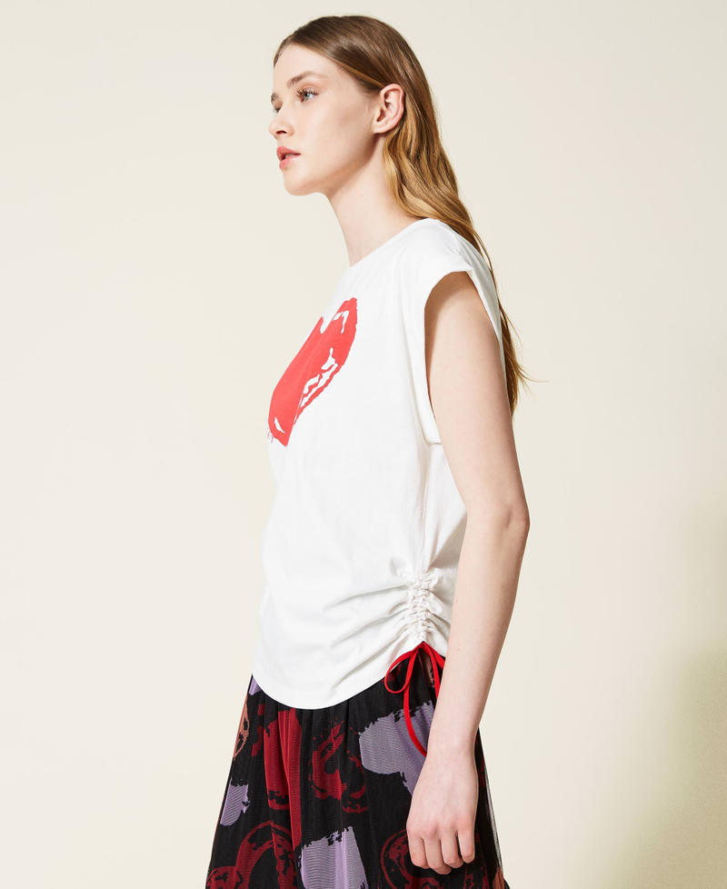 T-shirt with laminated heart and drawstring