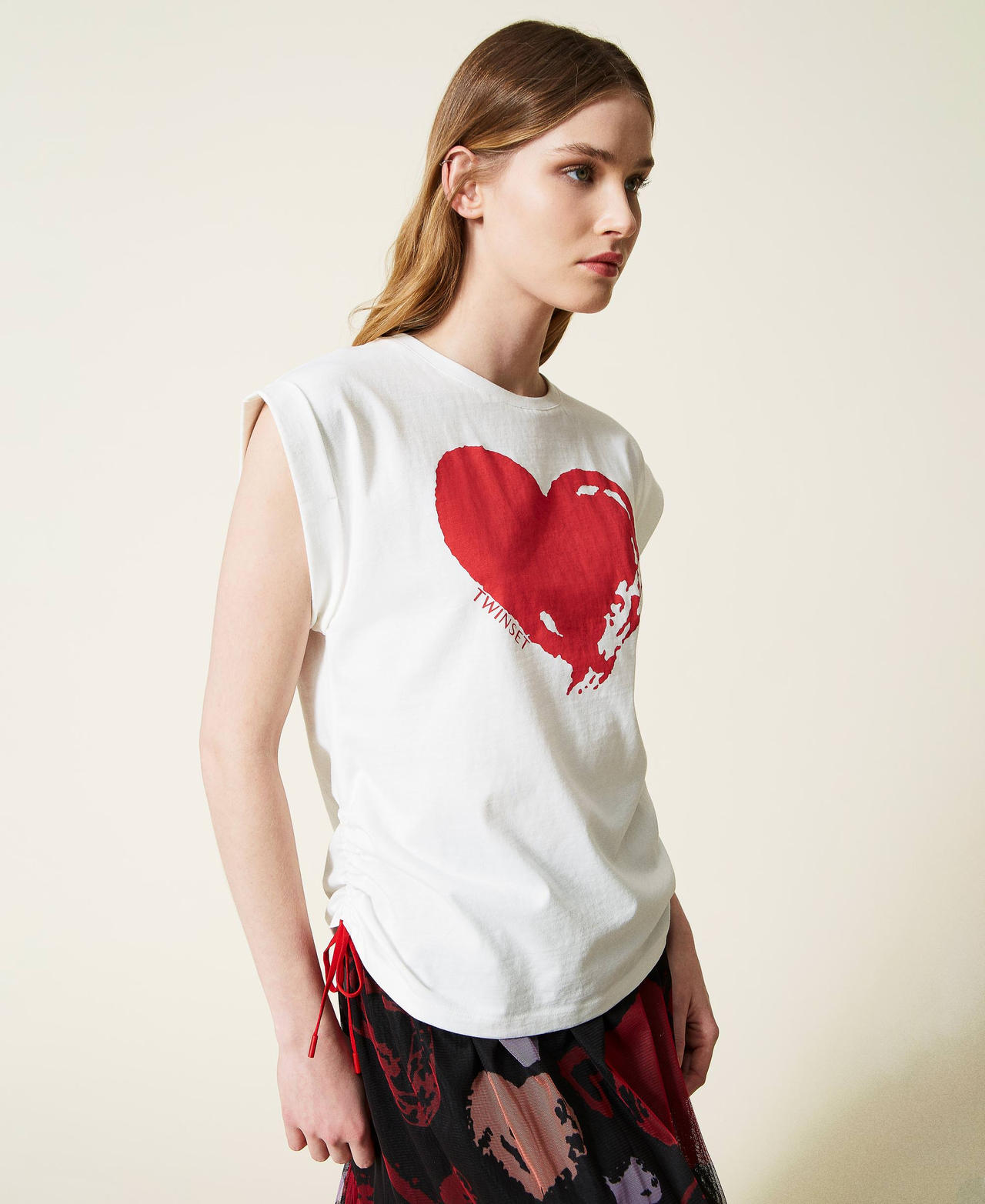 T-shirt with laminated heart and drawstring