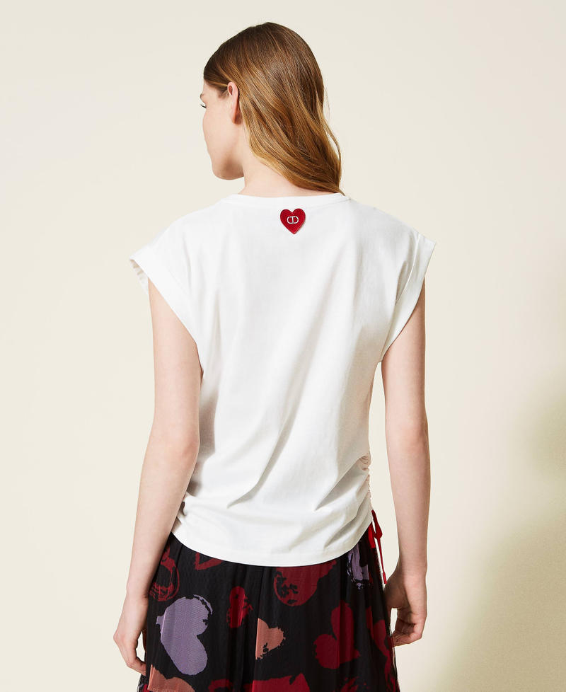 T-shirt with laminated heart and drawstring