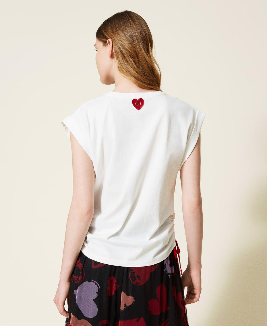 T-shirt with laminated heart and drawstring