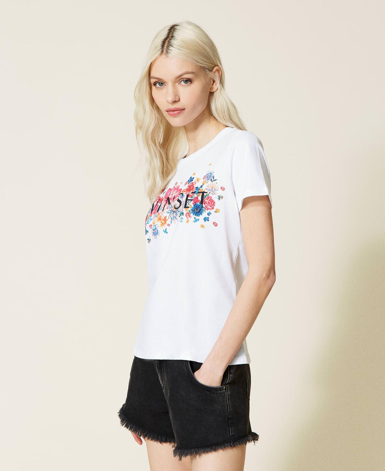 T-shirt con stampa fiori e logo
