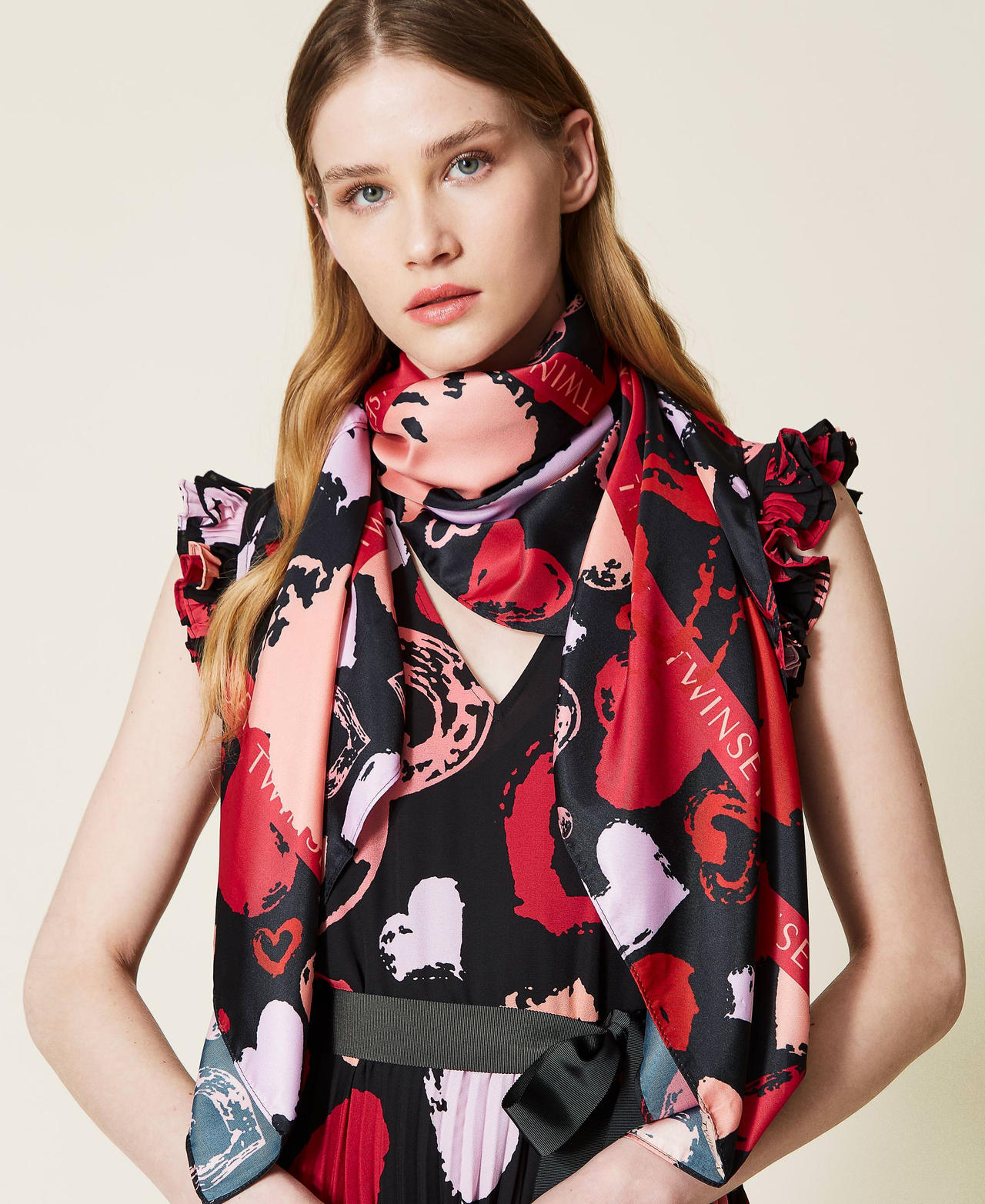 Kefiah with heart motif print Black Heart Print All Over Woman 221TQ4300_07233_0S