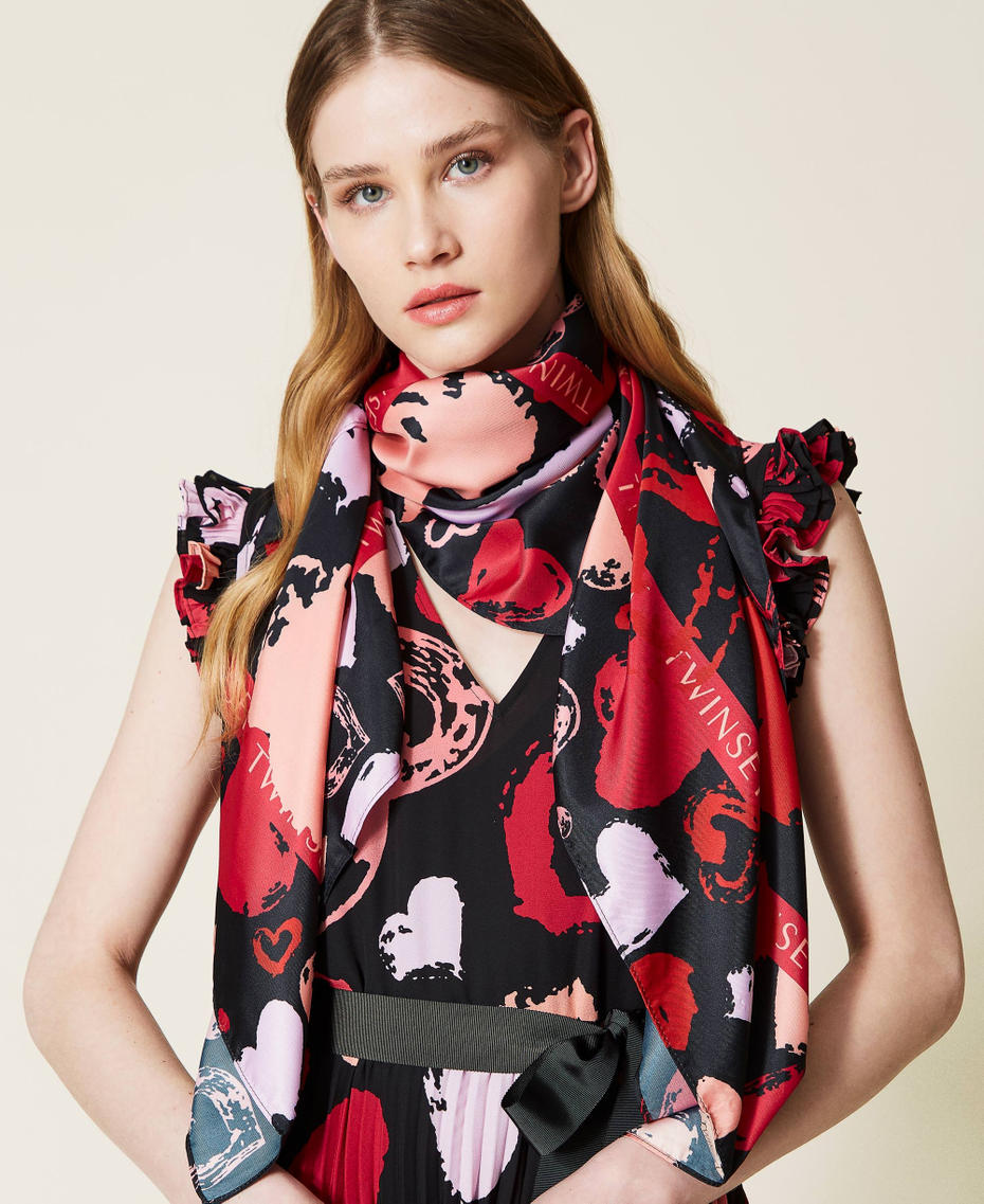 Kefiah with heart motif print Black Heart Print All Over Woman 221TQ4300_07233_S0