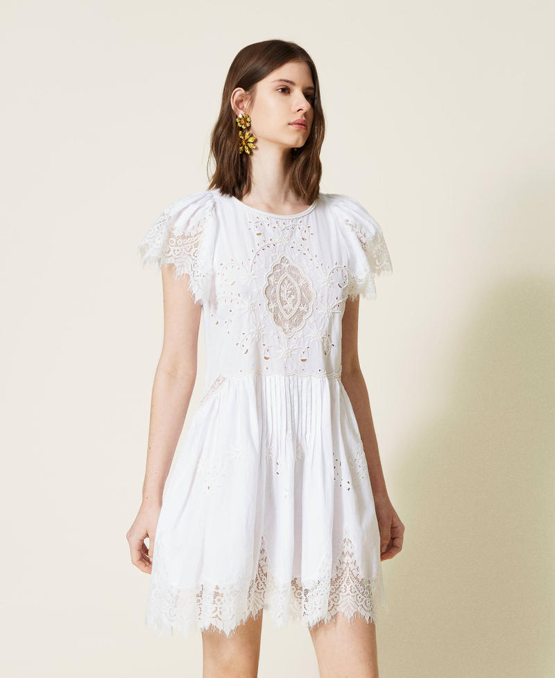 Handbesticktes Kleid mit Spitzenintarsien Weiß Frau 221TT2021-01