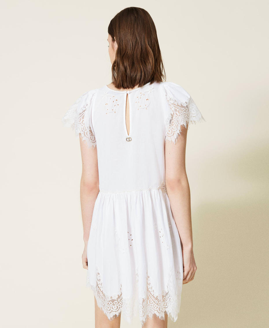 Handbesticktes Kleid mit Spitzenintarsien Weiß Frau 221TT2021-04