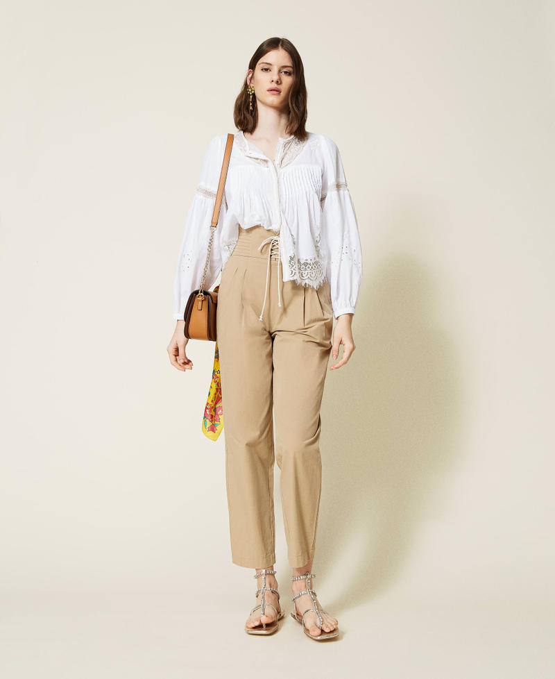 Camicia ricamata a mano con pizzo a intarsio