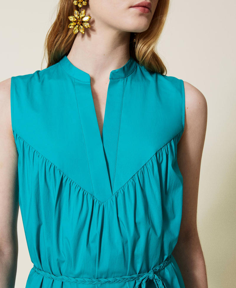 Maxikleid mit asymmetrischen Stufen