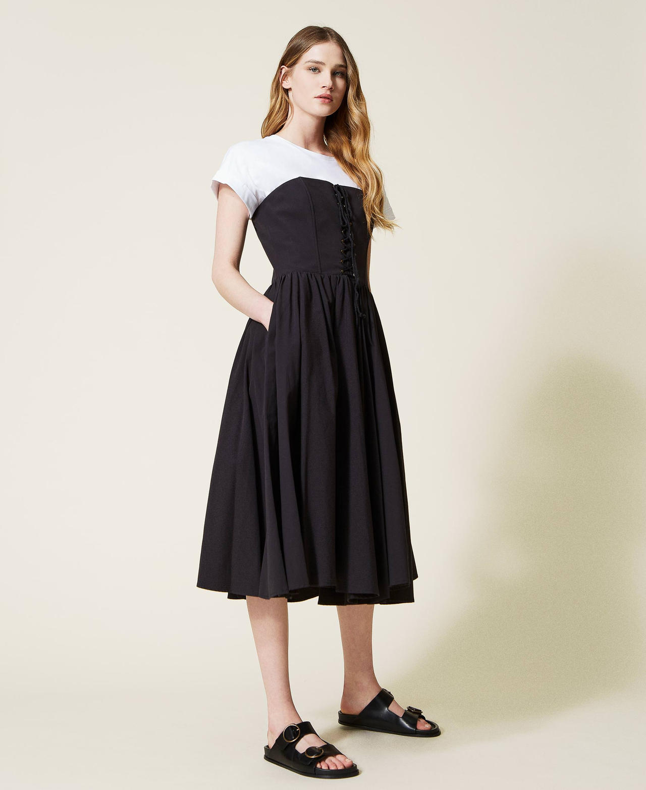 Vestido midi con entrelazado y Camiseta