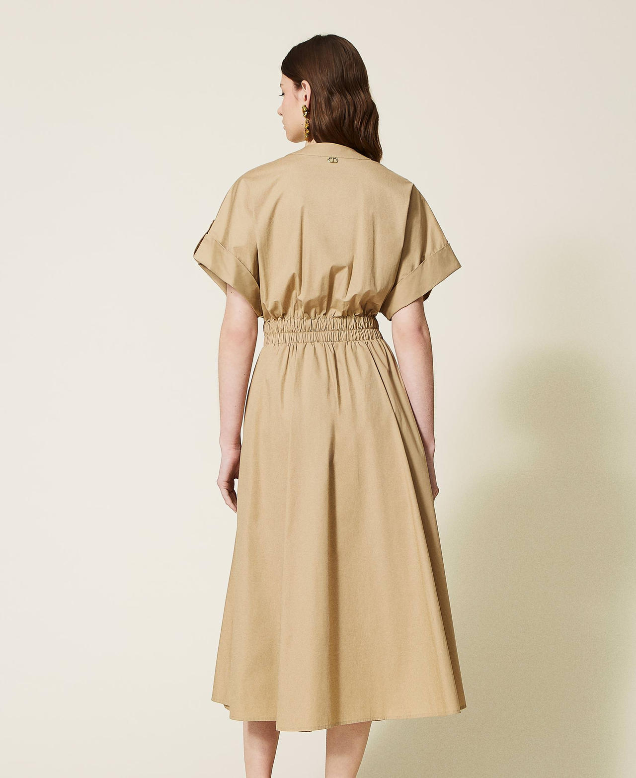 Длинное платье-рубашка из поплина Бежевый "Холодный песочный" женщина 221TT2112-03