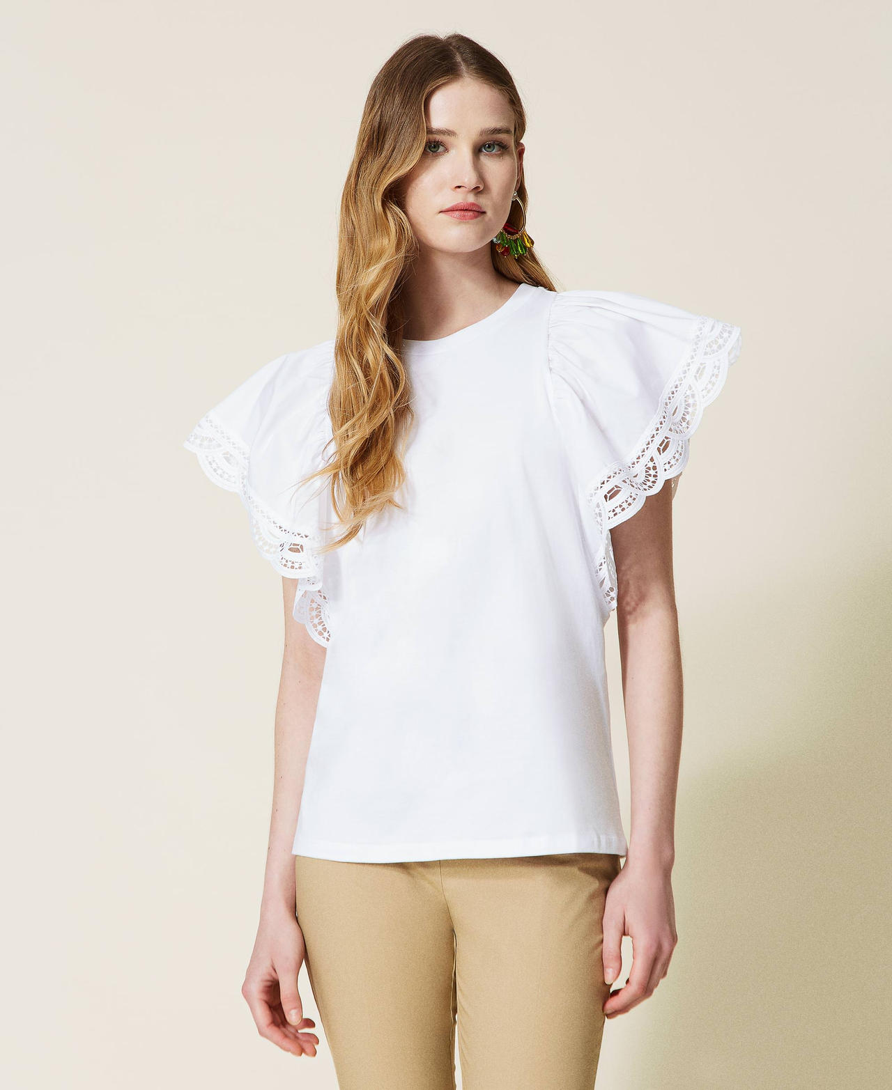 Regular t-shirt with lace sleeves