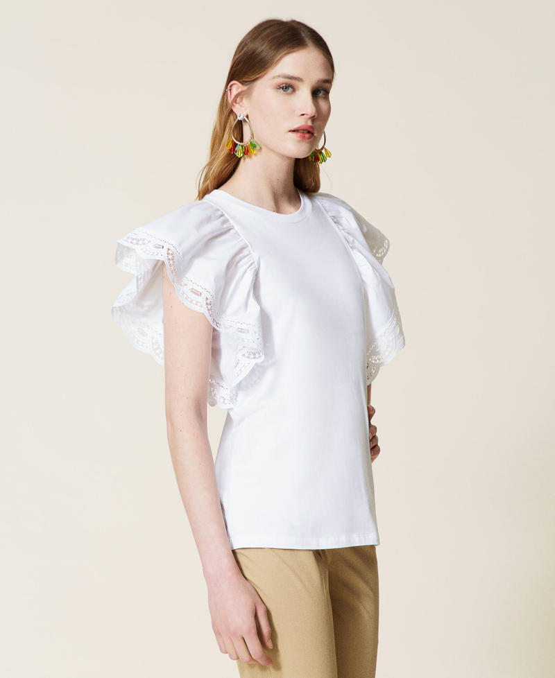 Regular t-shirt with lace sleeves
