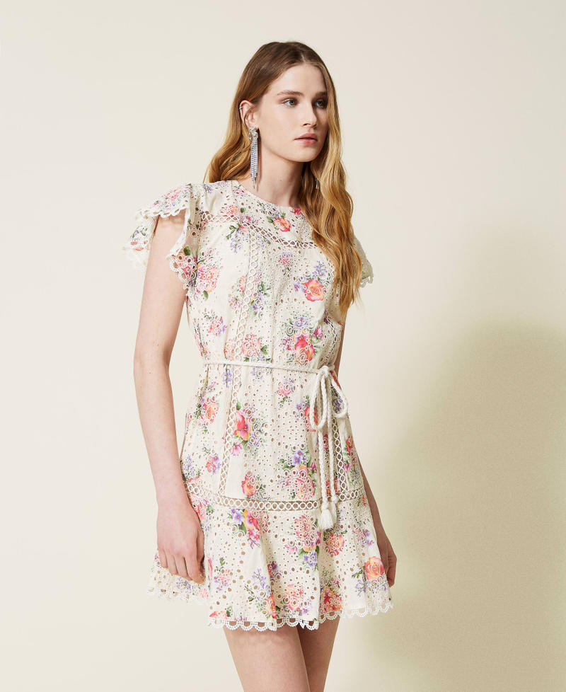 Robe courte fleurie avec broderie anglaise