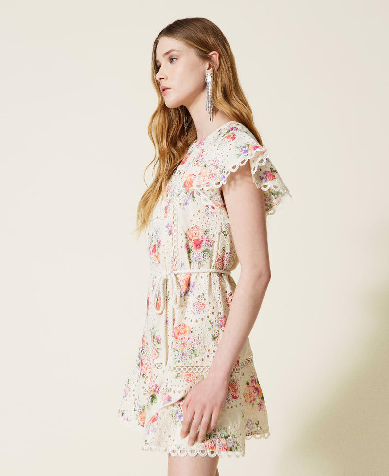 Robe courte fleurie avec broderie anglaise