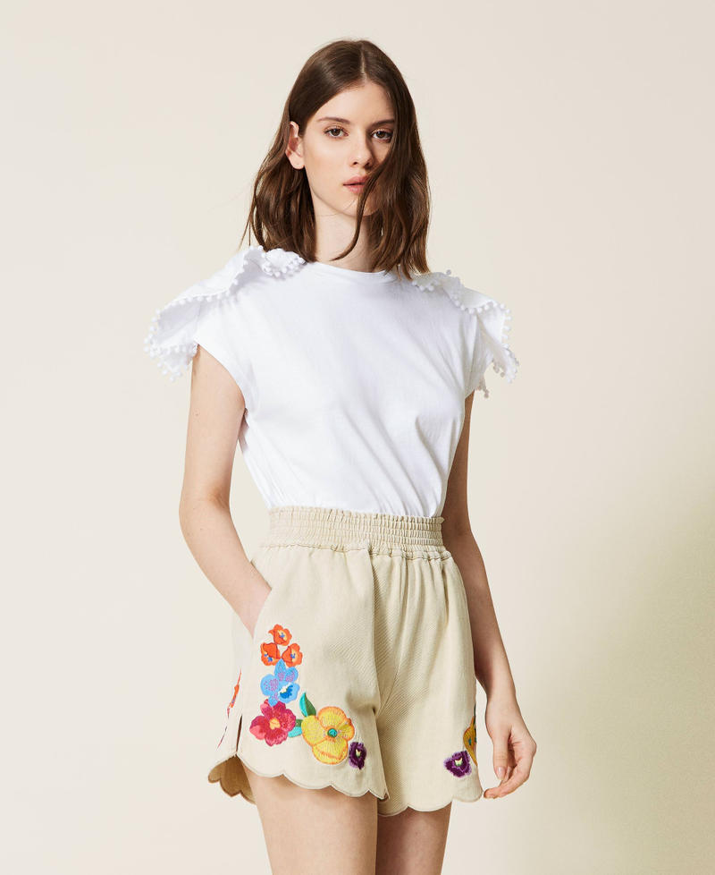 T-shirt con intarsi di macram&egrave; e pompon