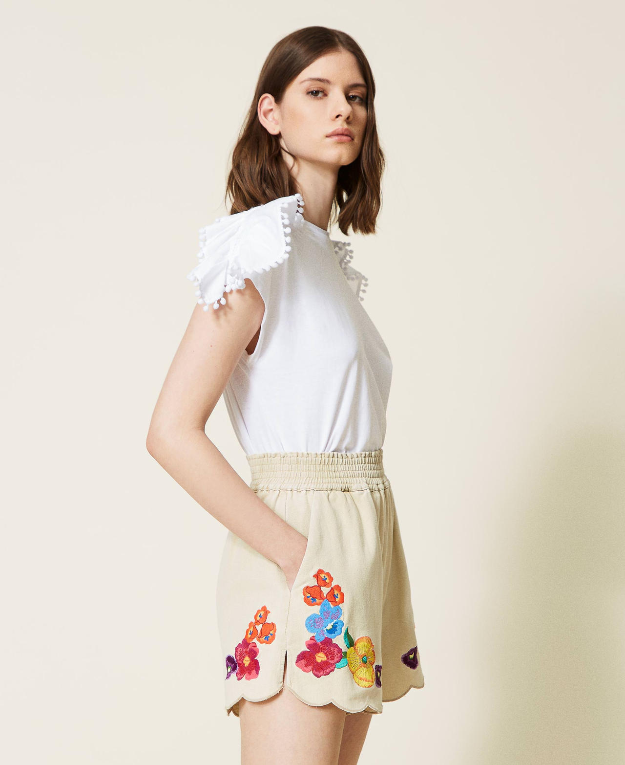 T-shirt con intarsi di macram&egrave; e pompon