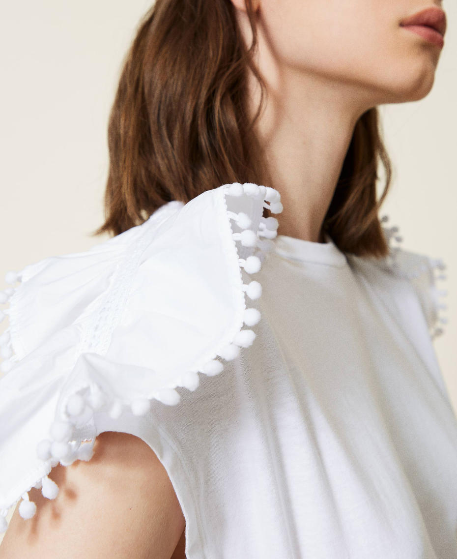 T-shirt con intarsi di macram&egrave; e pompon