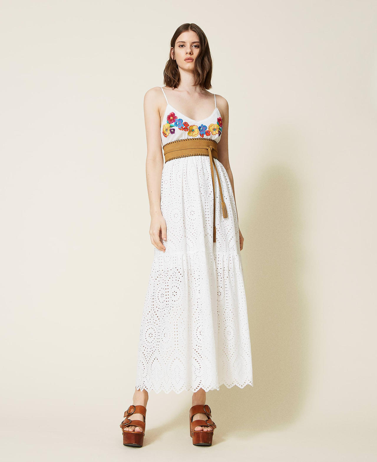 Maxikleid mit mehrfarbiger Blumenstickerei