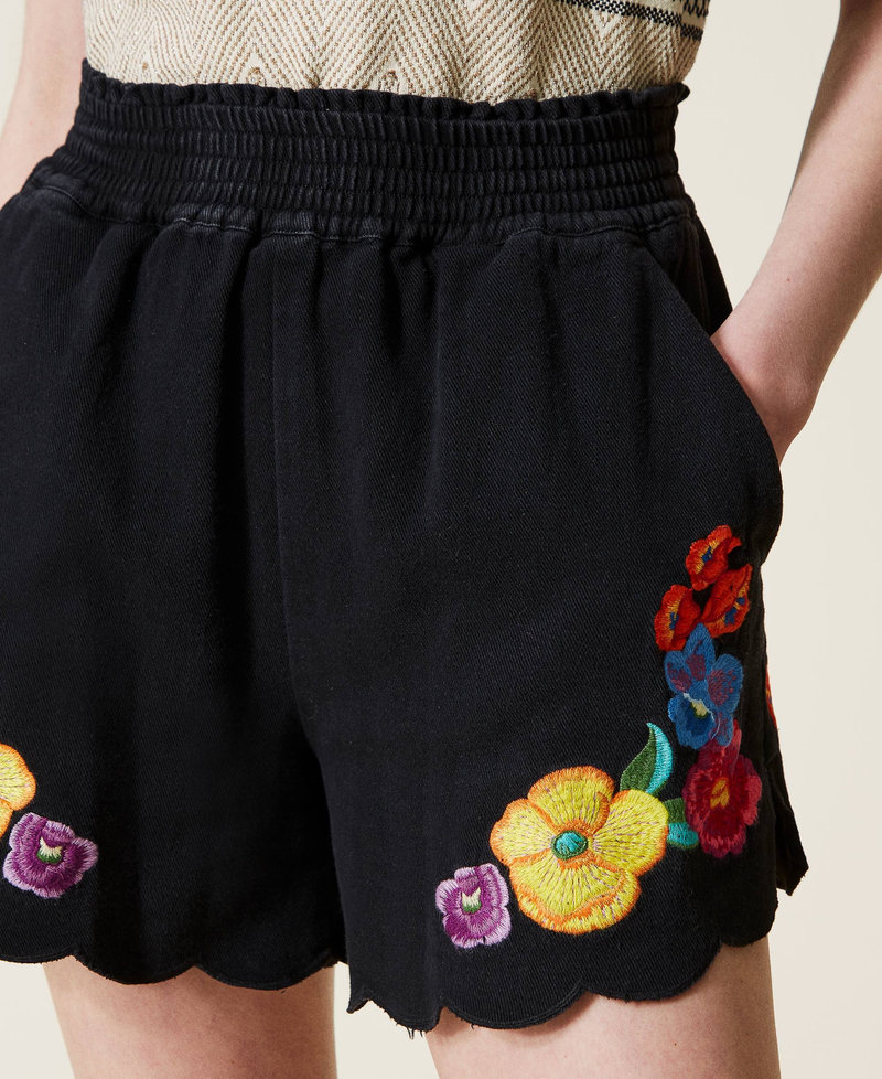 Shorts aus Bull Denim mit mehrfarbigen Blumen Schwarz Frau 221TT2263-05