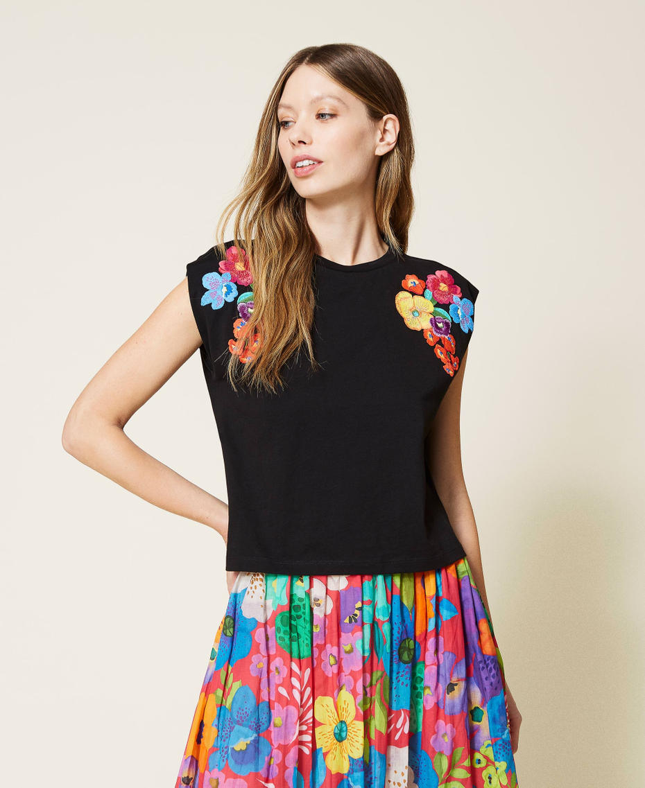 Camiseta con bordado de flores multicolor Negro Mujer 221TT226A-01