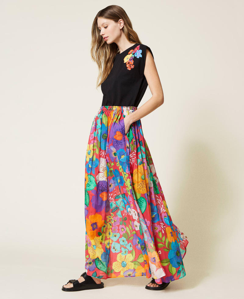 T-shirt con ricamo a fiori multicolor